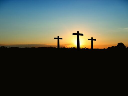 3 Kreuze im Sonnenuntergang